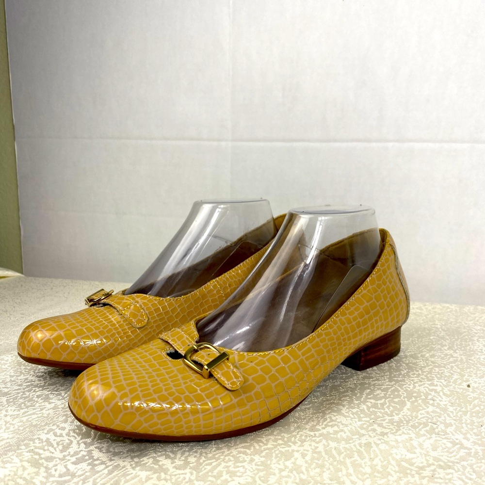 Clarks Artisan Flats Casual Women’s Shoes Size 9M Nude Snake Print Buckle Comfy